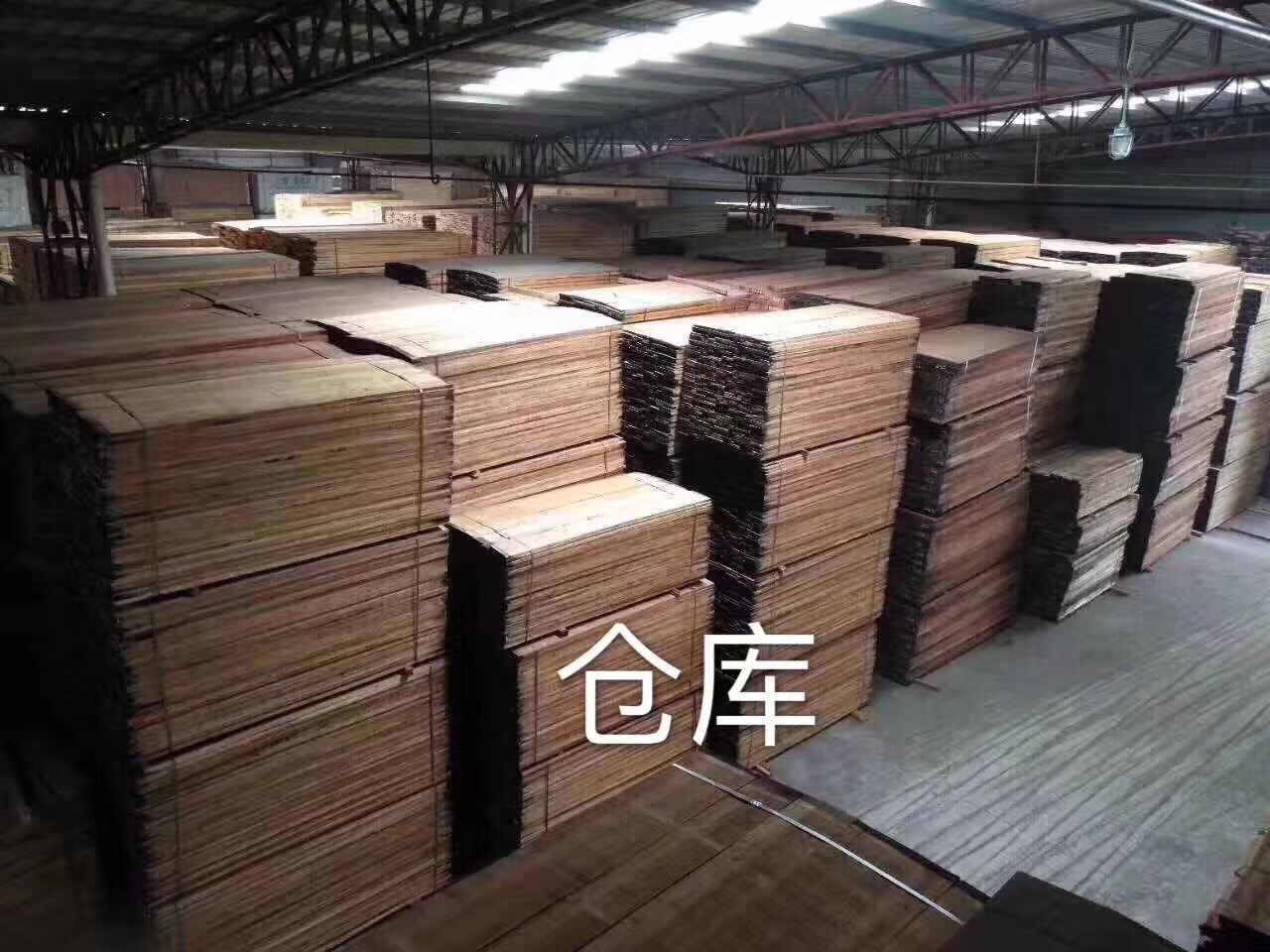 黄金胡桃木5.0-6.0到货，色彩大美，极受接待。列位老板赶快来下定单咯。